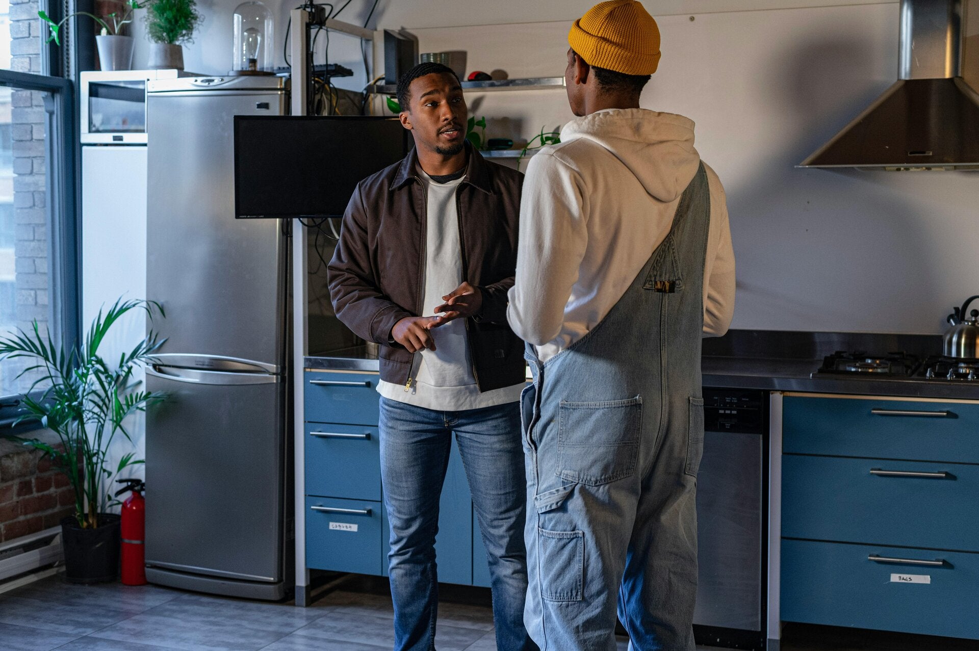 X.Q Electrical electrician discussing a job with a Doncaster homeowner in their kitchen